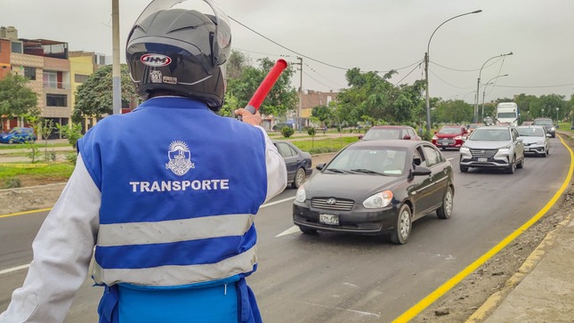 A diario, personal municipal llega a los principales puntos del primer puerto para evitar el congestionamiento vehicular propio de la “hora punta”.