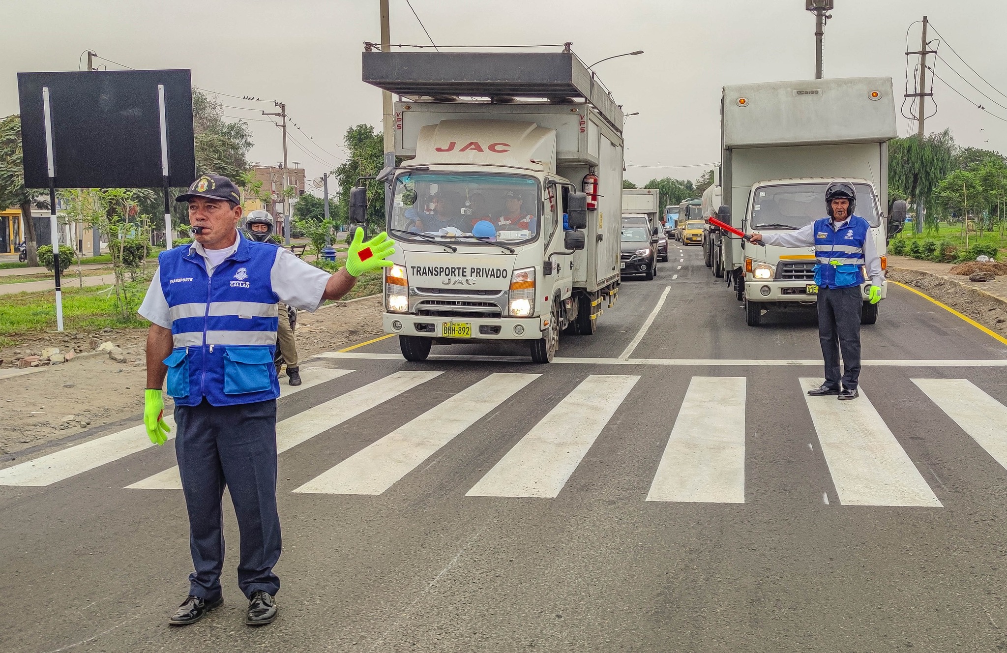 A diario, personal municipal llega a los principales puntos del primer puerto para evitar el congestionamiento vehicular propio de la “hora punta”.