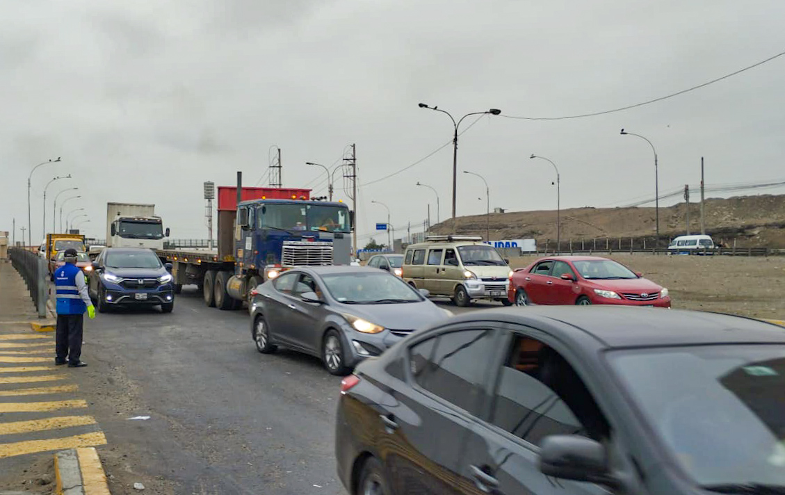 A diario, personal municipal llega a los principales puntos del primer puerto para evitar el congestionamiento vehicular propio de la “hora punta”.