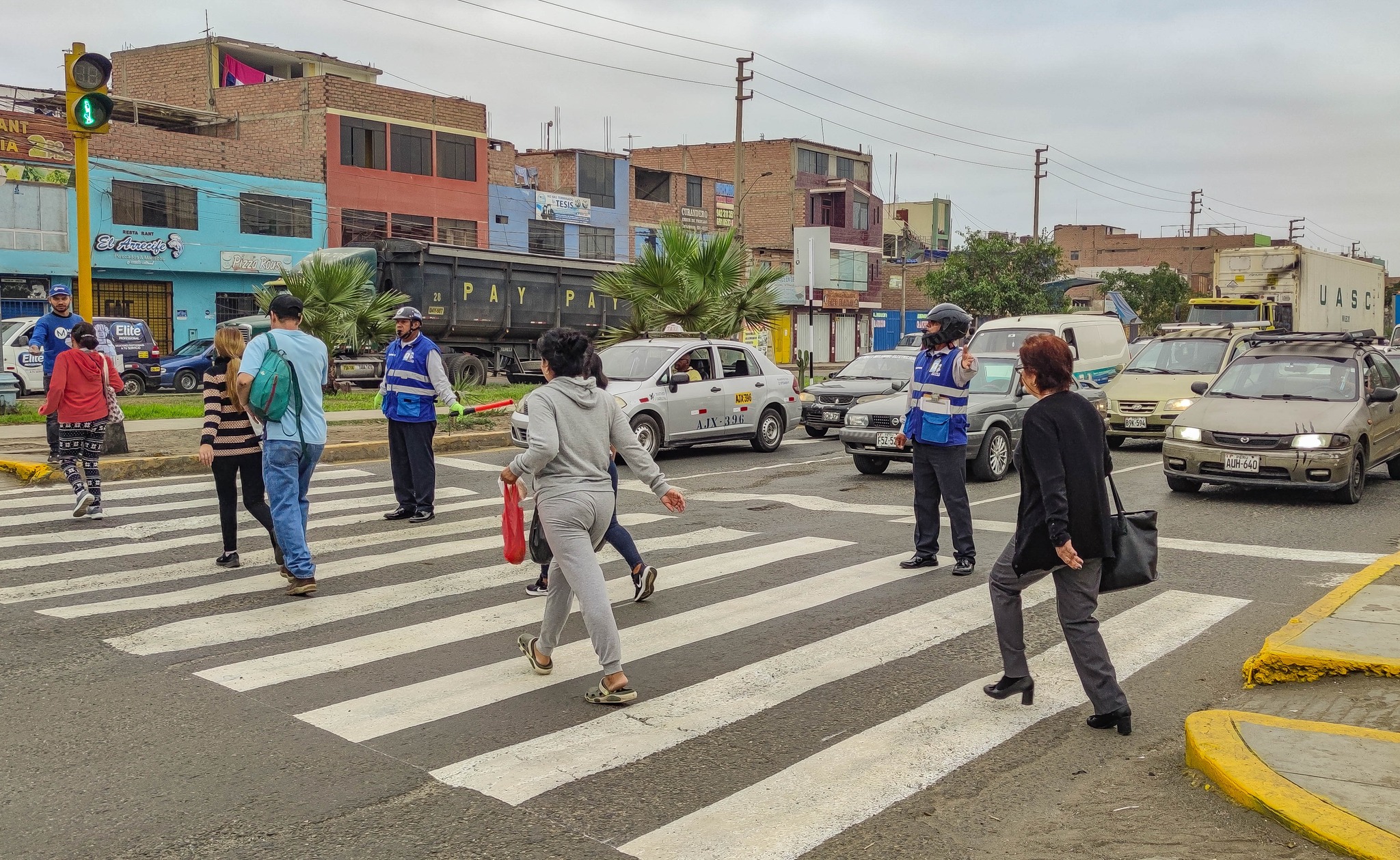A diario, personal municipal llega a los principales puntos del primer puerto para evitar el congestionamiento vehicular propio de la “hora punta”.