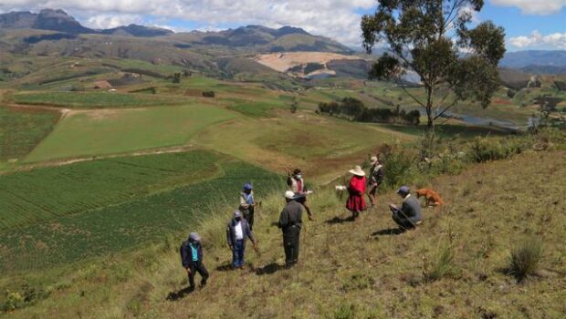 Servidores de la unidad ejecutora realizando una charla de sensibilización con la población aledaña a cerro Piogán