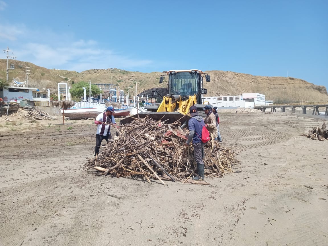Trabajos de Limpieza se realizan en playa Cabo Blanco