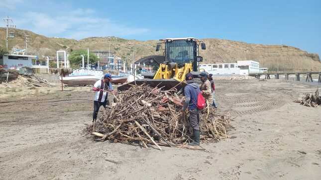 Trabajos de Limpieza se realizan en playa Cabo Blanco