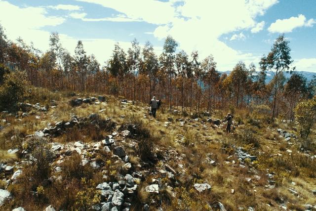 Servidores de la unidad ejecutora realizando el registro del sitio arqueológico Cerro Corrales