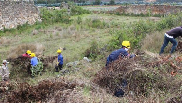 Servidores de la unidad ejecutora realizando trabajos de mantenimiento en el sitio arqueológico Wiraqochapampa