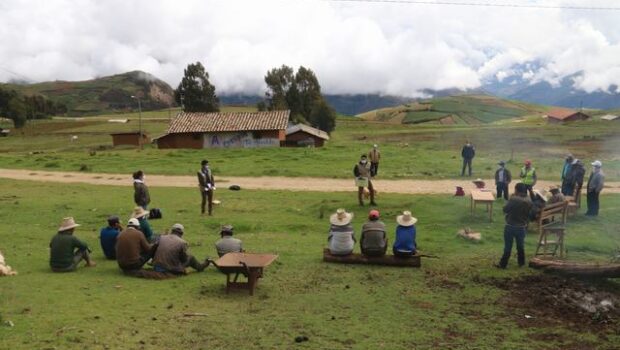 Servidores de la unidad ejecutora realizando charlas de sensibilización con la población aledaña a cerro Piogán