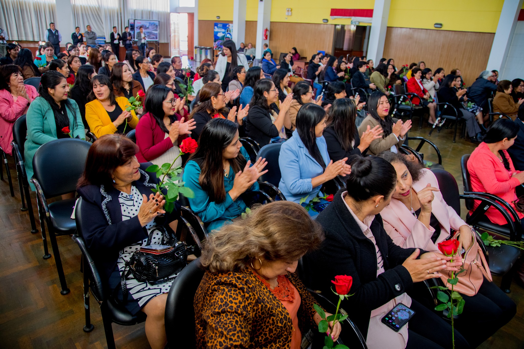 Madres que laboran en el gobierno regional de Apurímac recibieron merecido homenaje por su día