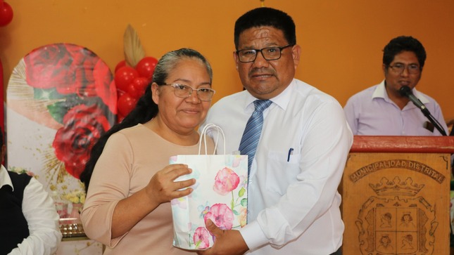 CELEBRACIÓN Del DÍA DE LA MADRE CON TRABAJADORAS MUNICIPALES.