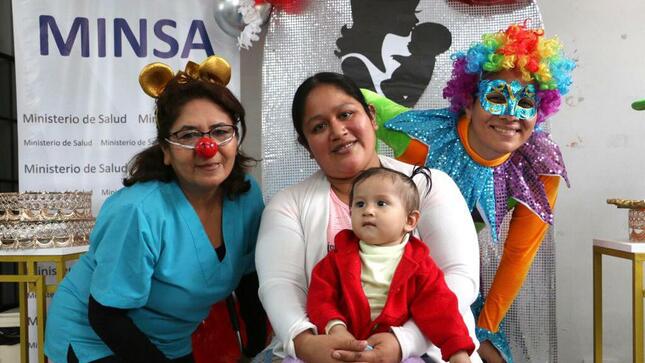 Día de la Madre: mamitas de Campoy llevan a sus hijos a completar sus vacunas del Esquema Regular 