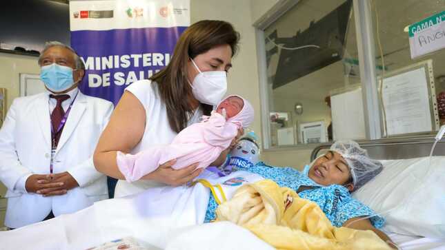 Presentan a los primeros bebés nacidos en el Día de la Madre