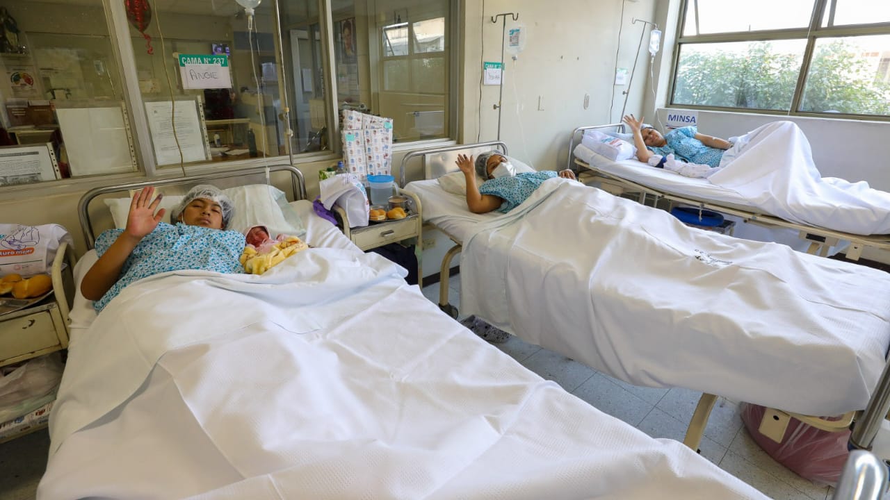 Presentan a los primeros bebés nacidos en el Día de la Madre