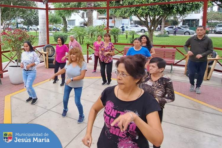 📣 Gracias a los vecinos que participaron de la exhibición gratuita de salsa y bachata 🕺🏻💃🏻 en nuestro emblemático Parque Habich 🌳.