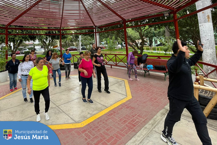 📣 Gracias a los vecinos que participaron de la exhibición gratuita de salsa y bachata 🕺🏻💃🏻 en nuestro emblemático Parque Habich 🌳.