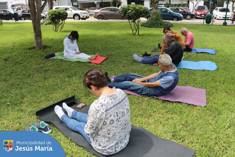 Practicar 🧘♂️ yoga de manera regular permite que el cuerpo se mantenga fuerte, flexible y en equilibrio ⚖️, por ello nuestros abuelitos 👵🏼👨🦳 de la Casa del Adulto Mayor #CIAM realizaron un taller en el parque Habich.