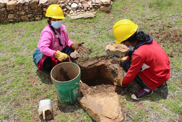 Servidores de la unidad ejecutora realizando tareas de mantenimiento en los bienes inmuebles prehispánicos