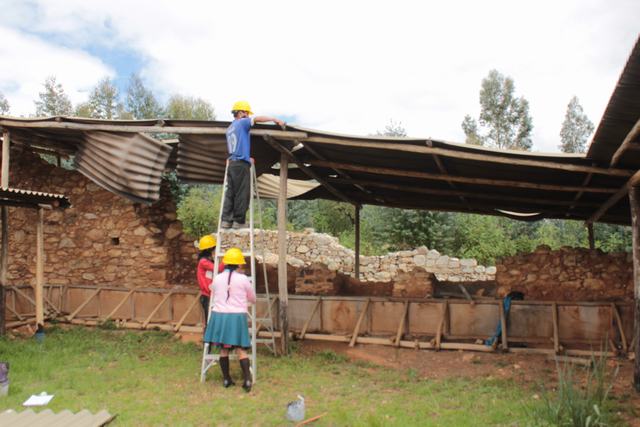 Servidores de la unidad ejecutora realizando tareas de mantenimiento en los bienes inmuebles prehispánicos