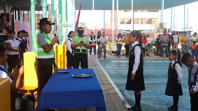 Foto de la Juramentación de la policía escolar en la I.E. Miguel Grau