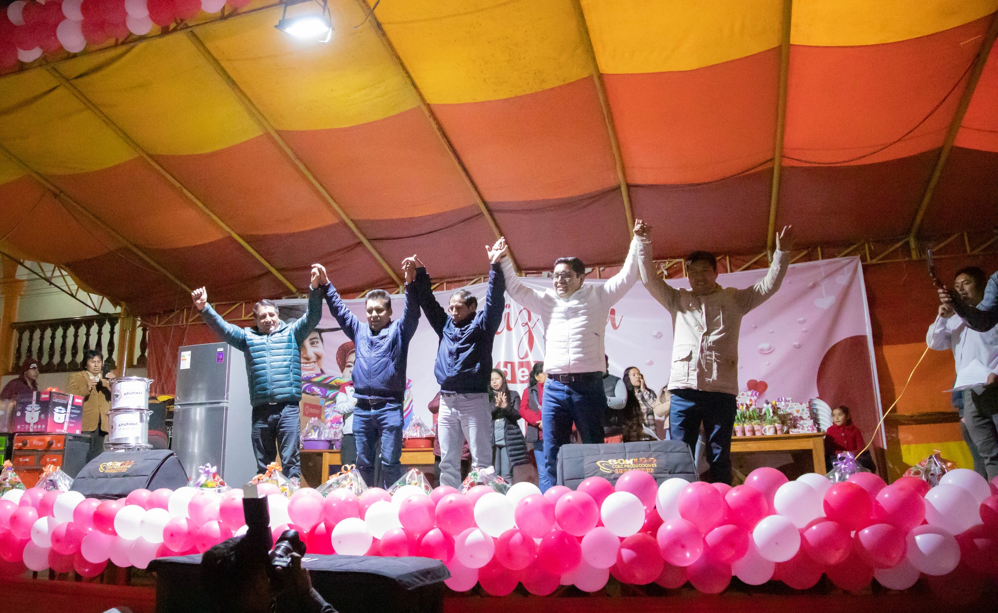 Por invitación de alcaldes de Talavera y San Jerónimo Gobernador Percy Godoy participó en multitudinarios homenajes y entregó regalos en el marco del Día de la Madre