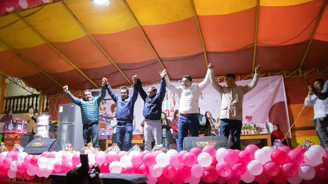 Por invitación de alcaldes de Talavera y San Jerónimo Gobernador Percy Godoy participó en multitudinarios homenajes y entregó regalos en el marco del Día de la Madre