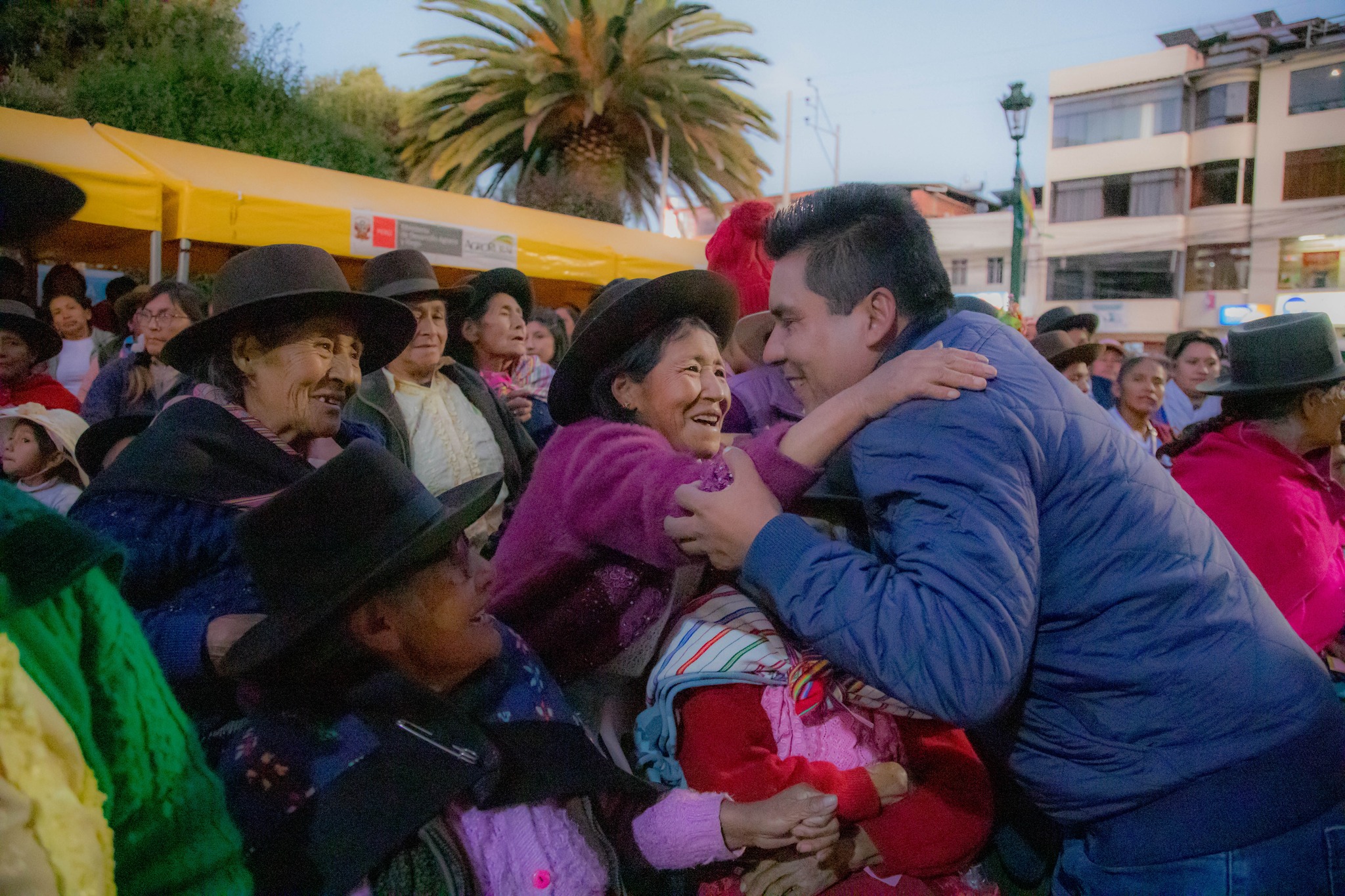 Por invitación de alcaldes de Talavera y San Jerónimo Gobernador Percy Godoy participó en multitudinarios homenajes y entregó regalos en el marco del Día de la Madre