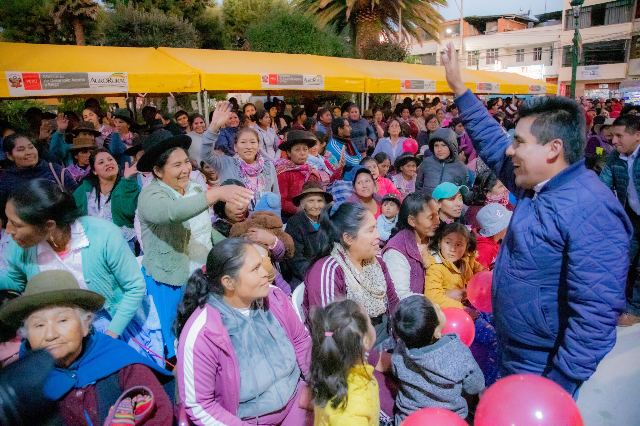 Por invitación de alcaldes de Talavera y San Jerónimo Gobernador Percy Godoy participó en multitudinarios homenajes y entregó regalos en el marco del Día de la Madre