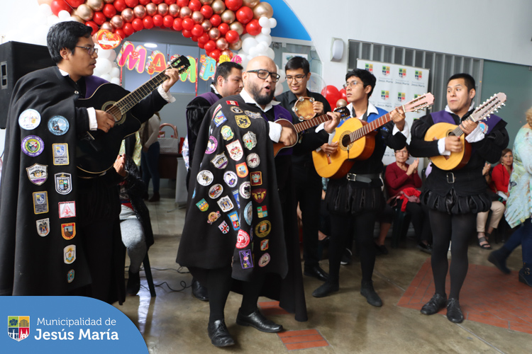 Una nueva edición del Día de la Madre se celebrará este domingo 14 de mayo, por ello nuestras mamitas asistentes a la Casa del Vecino de Jr. Estados Unidos, recibieron un homenaje cargado de baile 💃, diversión 🎉 y premios sorpresa 🎁.