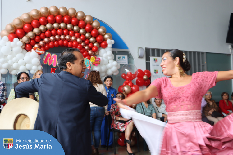 Una nueva edición del Día de la Madre se celebrará este domingo 14 de mayo, por ello nuestras mamitas asistentes a la Casa del Vecino de Jr. Estados Unidos, recibieron un homenaje cargado de baile 💃, diversión 🎉 y premios sorpresa 🎁.