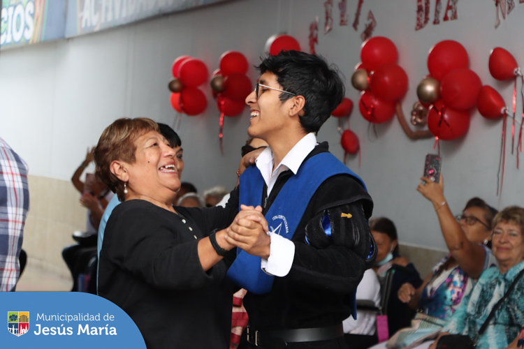 Una nueva edición del Día de la Madre se celebrará este domingo 14 de mayo, por ello nuestras mamitas asistentes a la Casa del Vecino de Jr. Estados Unidos, recibieron un homenaje cargado de baile 💃, diversión 🎉 y premios sorpresa 🎁.
