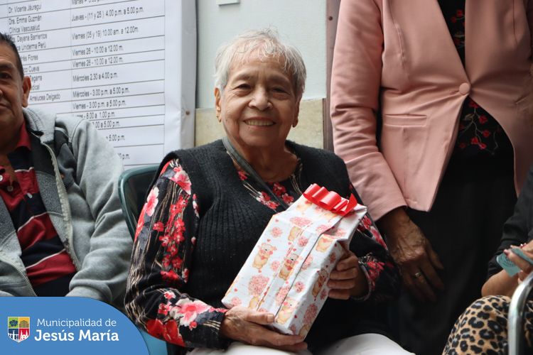 Una nueva edición del Día de la Madre se celebrará este domingo 14 de mayo, por ello nuestras mamitas asistentes a la Casa del Vecino de Jr. Estados Unidos, recibieron un homenaje cargado de baile 💃, diversión 🎉 y premios sorpresa 🎁.