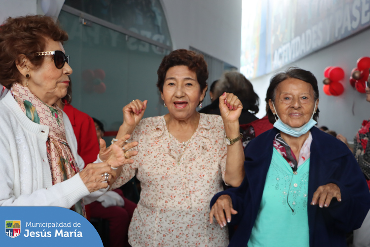 Una nueva edición del Día de la Madre se celebrará este domingo 14 de mayo, por ello nuestras mamitas asistentes a la Casa del Vecino de Jr. Estados Unidos, recibieron un homenaje cargado de baile 💃, diversión 🎉 y premios sorpresa 🎁.