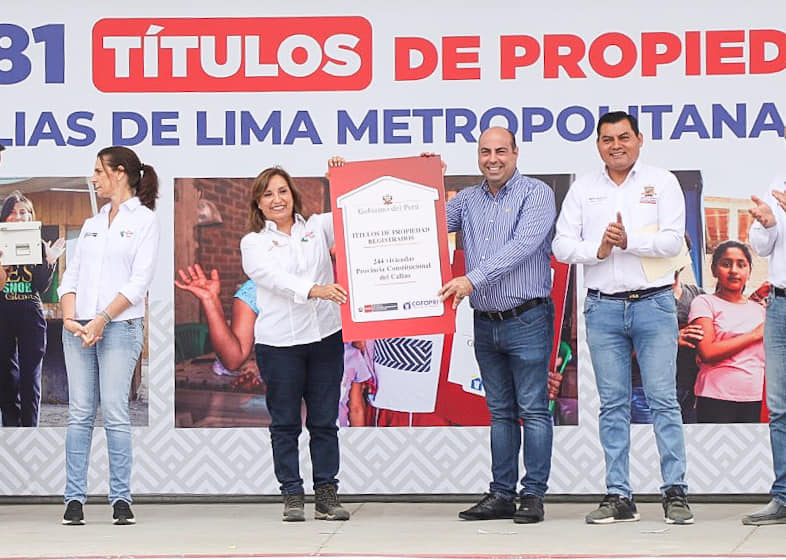 El alcalde Pedro Spadaro, en representación del pueblo chalaco, acompañó a la presidenta donde entregó 4,781 títulos de propiedad.