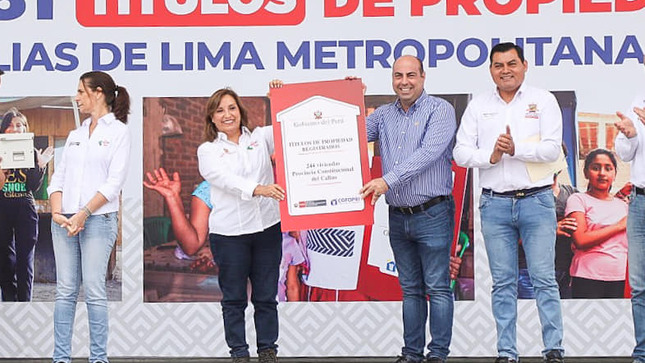 El alcalde Pedro Spadaro, en representación del pueblo chalaco, acompañó a la presidenta donde entregó 4,781 títulos de propiedad. 