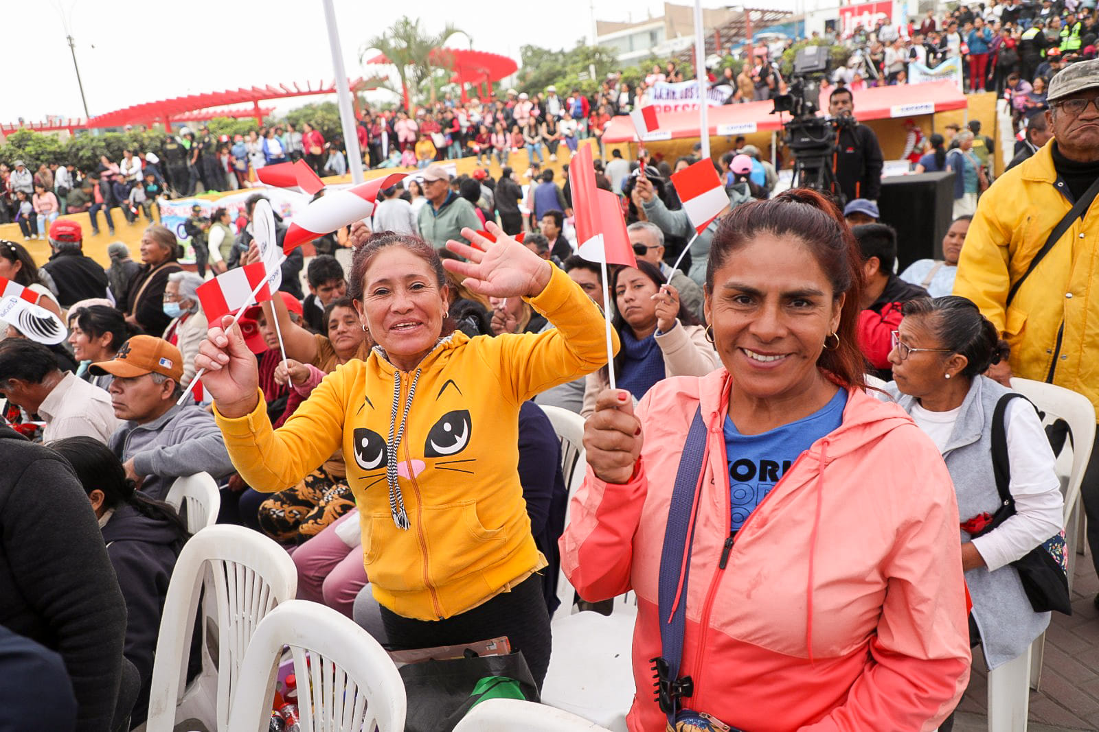 El alcalde Pedro Spadaro, en representación del pueblo chalaco, acompañó a la presidenta donde entregó 4,781 títulos de propiedad.