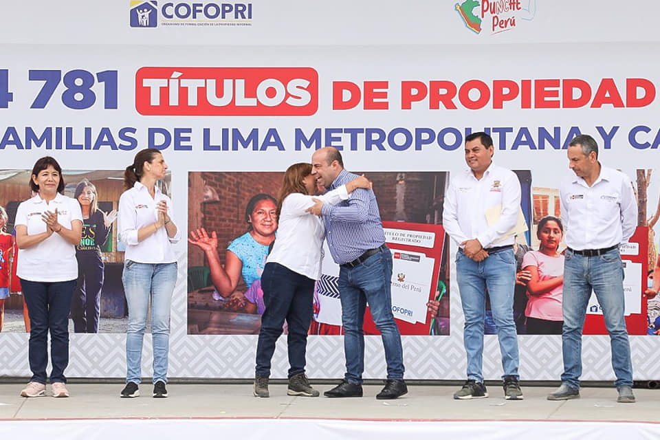 El alcalde Pedro Spadaro, en representación del pueblo chalaco, acompañó a la presidenta donde entregó 4,781 títulos de propiedad.