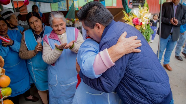 Gobernador Regional Percy Godoy reconoce esfuerzo de madres luchadoras apurimeñas que laboran en mercados y entrega presentes por su día