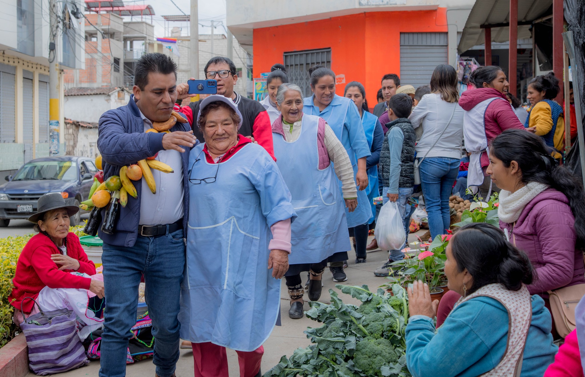 Gobernador Regional Percy Godoy reconoce esfuerzo de madres luchadoras apurimeñas que laboran en mercados y entrega presentes por su día