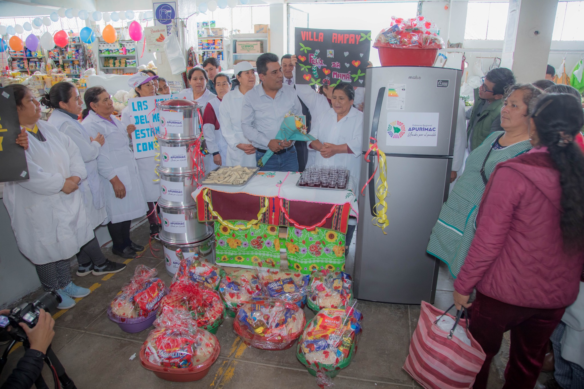 Gobernador Regional Percy Godoy reconoce esfuerzo de madres luchadoras apurimeñas que laboran en mercados y entrega presentes por su día