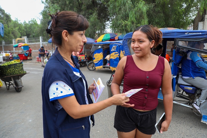 La población recibe folletos con información sobre el dengue.