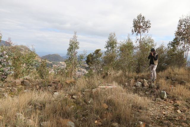 Servidores de la unidad ejecutora realizando el registri gráfico del sitio arqueológico.