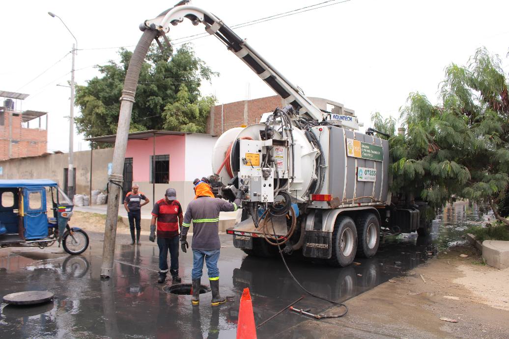 GRACIAS A COORDINACIONES DE ALCALDE Y LA EPS GRAU SE VIENEN SOLUCIONANDO PROBLEMAS DE ALCANTARILLADO