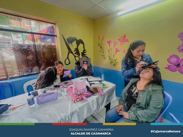 Taller De Maquillaje Para Mujeres Cajamarquinas