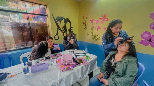 Taller De Maquillaje Para Mujeres Cajamarquinas