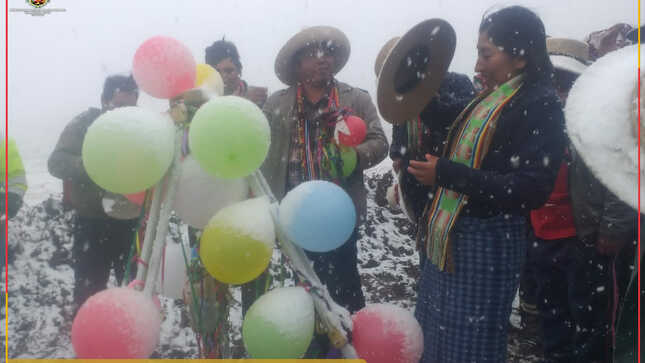 En medio de una gran nevada, la Municipalidad Distrital de Colquemarca, inició la obra de creación de trocha carrozable en la comunidad Huaracco. Este importante proyecto, que beneficiará a los residentes locales, comenzó con gran algarabía y la participación especial de la banda típica Chapis de Huaracco.
El evento inaugural contó con la presencia de destacadas autoridades, entre ellas el Profesor Santos Oviedo Ataucuri, Alcalde del distrito, quien expresó su entusiasmo por el inicio de esta obra de gran relevancia para la comunidad. Asimismo, estuvo presente la Sra. Bertha Salhua Chacnama, reconocida por su compromiso con el desarrollo de la zona. También se contó con la participación del Ing. Rafael Torres Chicata, Residente de la Obra, y del Sr. Cosme Salhua Chacnama, Presidente de la Comunidad de Huaracco.
La creación de esta trocha carrozable es un paso fundamental para mejorar la accesibilidad y la calidad de vida de los habitantes de Huaracco y sus alrededores. Los componentes del proyecto incluyen el corte en material suelto, la confirmación de terraplén con relleno natural, el perfilado de la trocha y la construcción de cunetas, todo ello con el objetivo de garantizar una infraestructura vial segura y eficiente.
El tramo que se intervendrá abarca desde Yurac Orcco hasta la laguna Huirfa, con una extensión total de 16.6 kilómetros. A pesar de las copiosas nevadas que han afectado la zona, nos complace informar que se llevó a cabo la ceremonia de colocación de la primera piedra, demostrando así el compromiso y la determinación de la Municipalidad para llevar a cabo esta importante obra.
La Municipalidad Distrital de Colquemarca reafirma su compromiso con el desarrollo integral de las comunidades del distrito y continuará trabajando en la implementación de proyectos que contribuyan al bienestar de todos sus habitantes. Mantendremos informada a la población sobre los avances y logros de esta obra, que representa un paso significativo hacia una mejor calidad de vida para los residentes de Huaracco y sus alrededores.
¡Colquemarca, un nuevo comienzo con oportunidades para todos!
Prof. Santos Oviedo Ataucuri - Alcalde
Gestión 2023 - 2026

