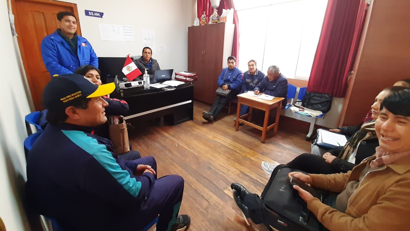 Reunión de personas en las que participa representante de la Defensoría del Pueblo
