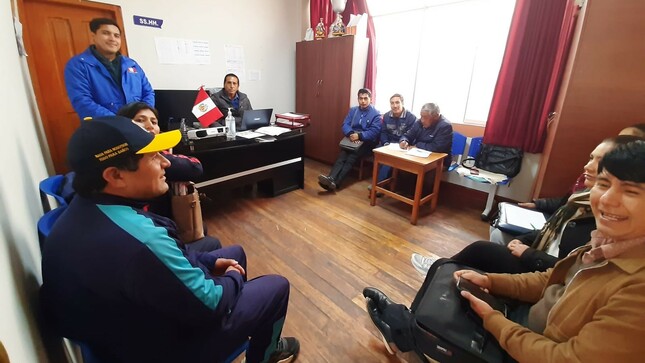 Reunión de personas en las que participa representante de la Defensoría del Pueblo