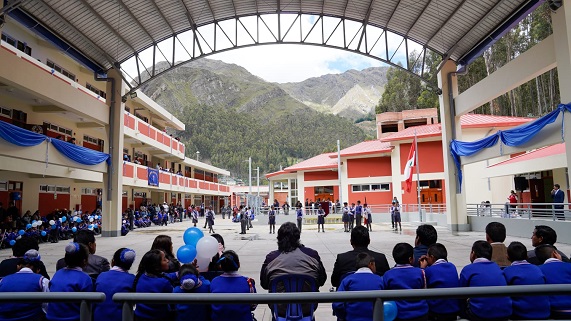 Patio principal autoridades y alumnos