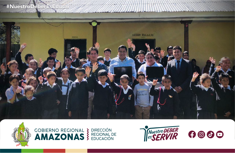 Gobernador Regional junto al Director de Educación Amazonas y estudiantes en entrega de laptops