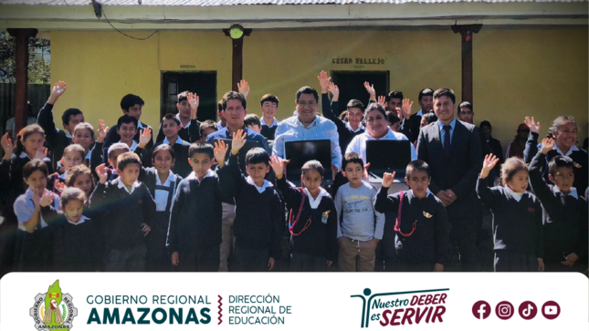 Gobernador Regional junto al Director de Educación Amazonas y estudiantes en entrega de laptops 