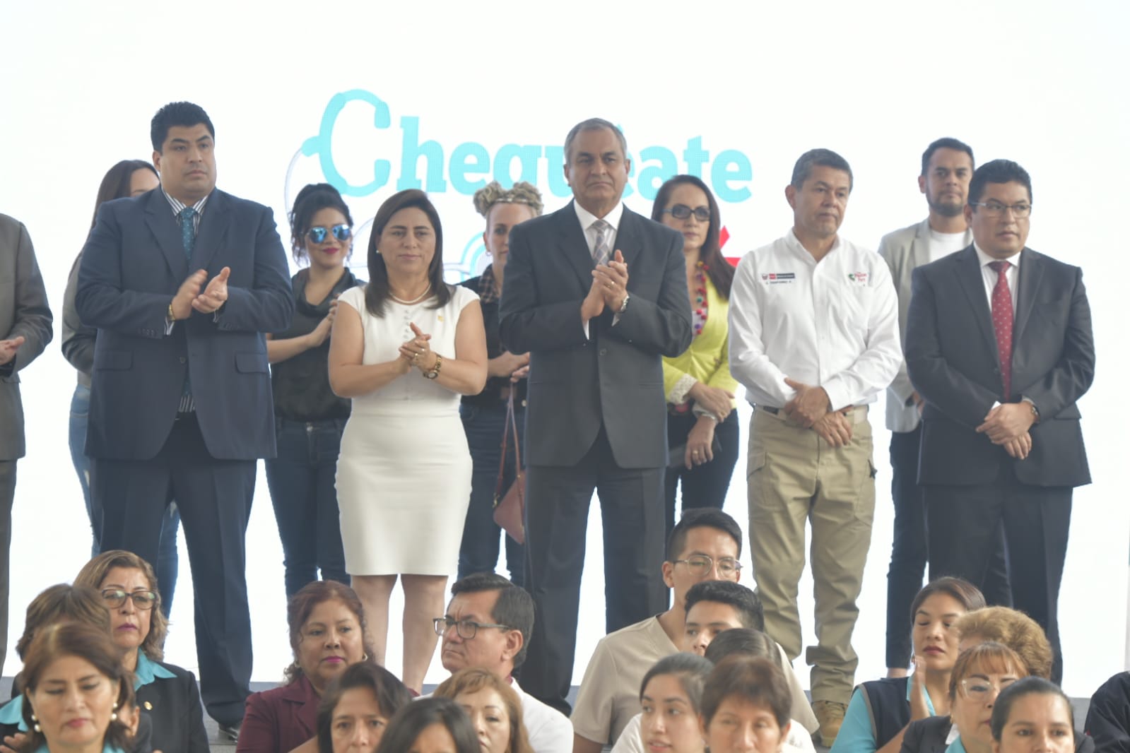 El Ministerio del Interior, a través de la Policía Nacional (PNP), se suma a la Semana Nacional de la Prevención “Chequéate Perú”, en la que se brindará un conjunto de servicios prestacionales para fomentar la prevención, identificar enfermedades en estadio temprano y reducir las complicaciones en la salud.
El director de Sanidad Policial, General PNP Nagy Cabrera, indicó que los miembros de la PNP tienen la obligación de pasar una evaluación de salud cada año, la cual queda registrada en la Ficha de Evaluación Médica Anual (FEMA), pero sus familiares no tienen tal obligación. Por ello, la PNP se suma a la campaña gubernamental y amplía este beneficio a todos sus derechohabientes.
Mencionó que, gracias a esta iniciativa, los parientes de los más de 140 mil policías podrán acceder a chequeos médicos preventivos gratuitos en todos los centros de salud de la institución a nivel nacional, así como en cualquier otro centro del sector Salud de su preferencia.
Con “Chequéate Perú” se busca detectar oportunamente enfermedades prevenibles como hipertensión, diabetes, obesidad, tuberculosis o VIH. También enfermedades cardiovasculares, oncológicas o renales, así como sífilis, hipotiroidismo, riesgos obstétricos y neonatales, y de salud mental.
Con el fin de sensibilizar a la población para que se realicen sus chequeos preventivos y que esta se convierta en una sana costumbre en el país, el ministro del Interior, Vicente Romero, junto a los ministros de Salud, Rosa Gutiérrez, y de Trabajo, Fernando Varela, participaron en el lanzamiento de la Semana Nacional de la Prevención, denominada “Chequéate Perú, en el Campo de Marte, en el Cercado de Lima.
La Semana Nacional de la Prevención se inició este lunes 15 y se extenderá hasta el domingo 21 de mayo. Los centros de salud atenderán en el horario de 08:00 a. m. a 08:00 p. m., mientras que los puestos de salud de 8:00 a. m. a 02:00 p. m.