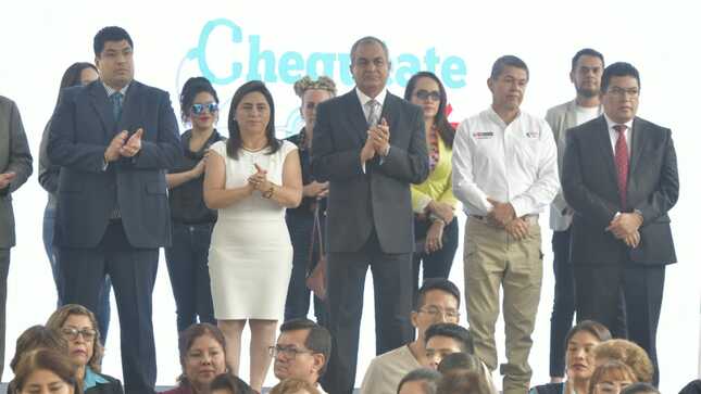 El Ministerio del Interior, a través de la Policía Nacional (PNP), se suma a la Semana Nacional de la Prevención “Chequéate Perú”, en la que se brindará un conjunto de servicios prestacionales para fomentar la prevención, identificar enfermedades en estadio temprano y reducir las complicaciones en la salud.

El director de Sanidad Policial, General PNP Nagy Cabrera, indicó que los miembros de la PNP tienen la obligación de pasar una evaluación de salud cada año, la cual queda registrada en la Ficha de Evaluación Médica Anual (FEMA), pero sus familiares no tienen tal obligación. Por ello, la PNP se suma a la campaña gubernamental y amplía este beneficio a todos sus derechohabientes. 

Mencionó que, gracias a esta iniciativa, los parientes de los más de 140 mil policías podrán acceder a chequeos médicos preventivos gratuitos en todos los centros de salud de la institución a nivel nacional, así como en cualquier otro centro del sector Salud de su preferencia.

Con “Chequéate Perú” se busca detectar oportunamente enfermedades prevenibles como hipertensión, diabetes, obesidad, tuberculosis o VIH. También enfermedades cardiovasculares, oncológicas o renales, así como sífilis, hipotiroidismo, riesgos obstétricos y neonatales, y de salud mental.

Con el fin de sensibilizar a la población para que se realicen sus chequeos preventivos y que esta se convierta en una sana costumbre en el país, el ministro del Interior, Vicente Romero, junto a los ministros de Salud, Rosa Gutiérrez, y de Trabajo, Fernando Varela, participaron en el lanzamiento de la Semana Nacional de la Prevención, denominada “Chequéate Perú, en el Campo de Marte, en el Cercado de Lima. 

La Semana Nacional de la Prevención se inició este lunes 15 y se extenderá hasta el domingo 21 de mayo. Los centros de salud atenderán en el horario de 08:00 a. m. a 08:00 p. m., mientras que los puestos de salud de 8:00 a. m. a 02:00 p. m.
